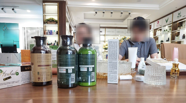 Nhân viên Cty Nam Dược H.L (Hoài Đức, Hà Nội) giới thiệu sản phẩm gia công. Ảnh: N.L